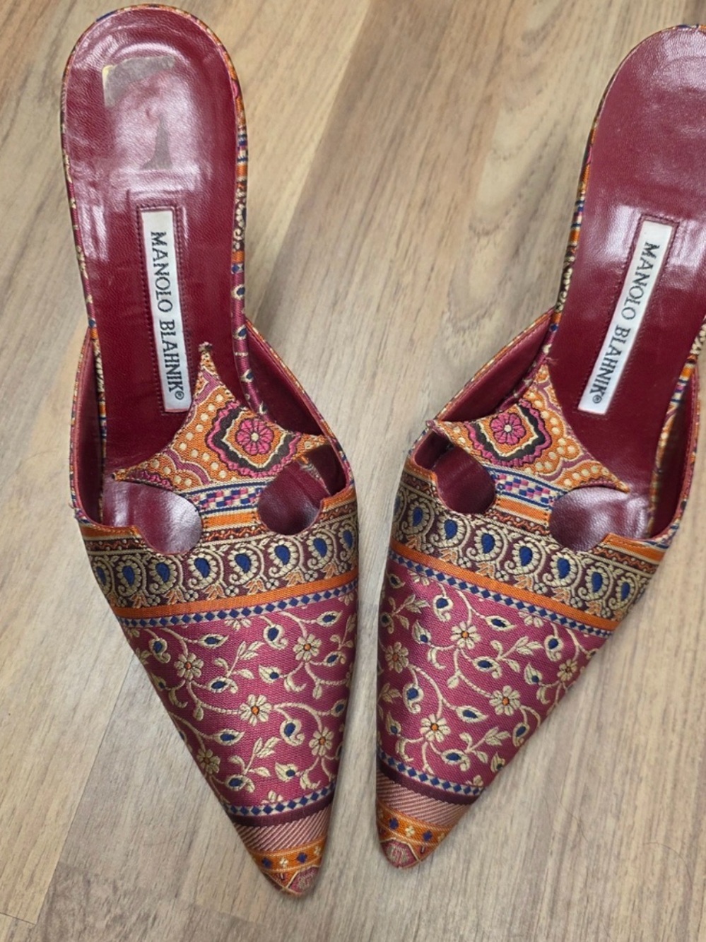 Manolo Blahnik Burgundy & Gold Jacquard heels, Size 38 (original box & dust bag) - Picture 2 of 3